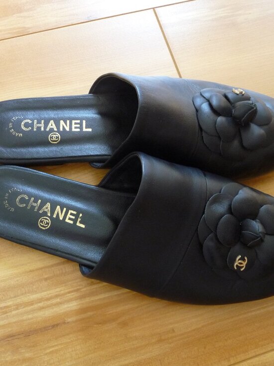 CHANEL Shoes - CHANEL CAMELIA BLAK LAMB LEATHER FLAT MULES SZE EU40 /US 9 EXCELLENT CONDITION